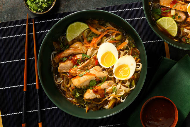 Kip en sticky geglaceerde eieren met fusion noedelsoep