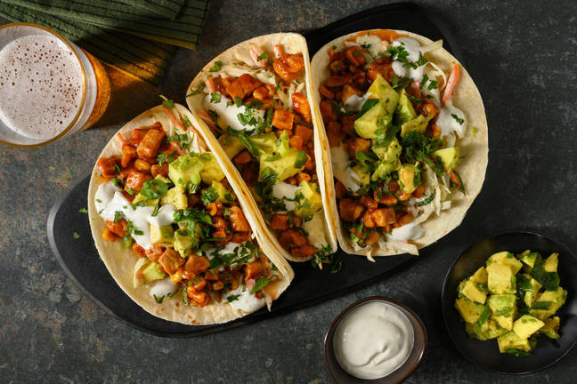 Tacos moelleux garnis de porc et salsa d'avocat