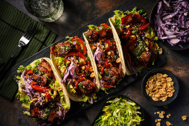 Fusion taco's met sticky buikspek en harissakoolsla