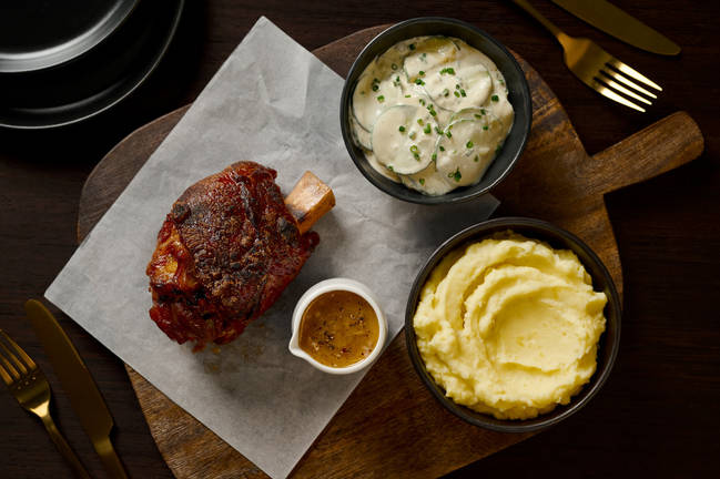 Bayerische Schweinshaxe mit Bratensoße 