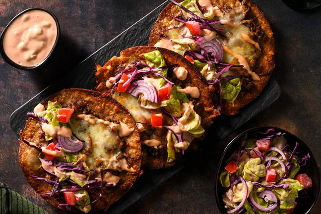 Cheesy smashburger-tostada's met speciale saus