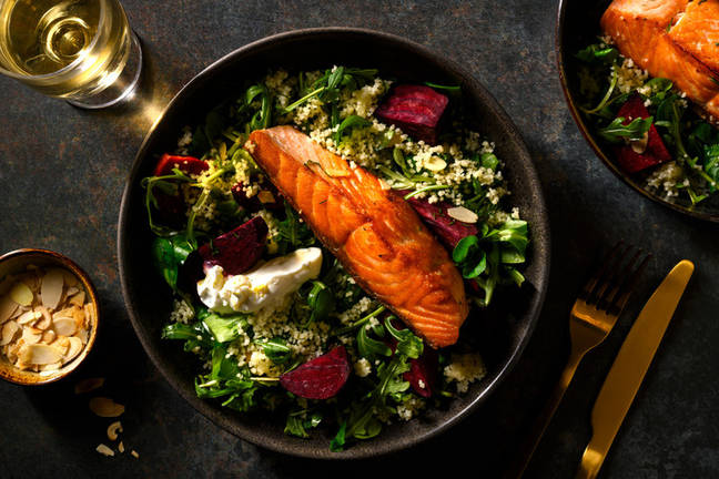 Saumon en sauce feta, betterave, herbes fraîches