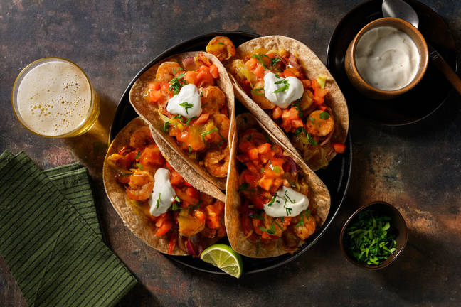 Tortilla's met  BBQ-garnalen en mangoketchup