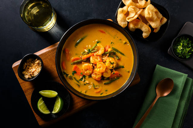 Soupe de crevettes au curry jaune & krupuk
