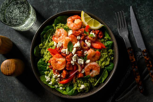 Crevettes, chorizo, feta & semoule assaisonnée