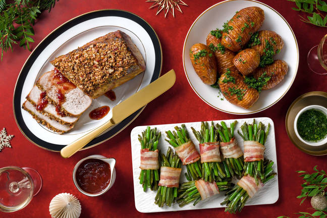 Jambon à l'os et pommes de terre rôties en sauce aux persil