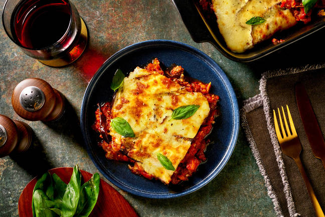 Cheesy moussaka met rundergehakt en vers basilicum