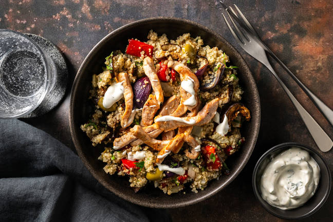 Varkensschnitzel met quinoa en yoghurtsaus