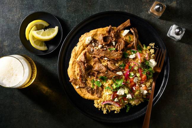 Bowl met biefstukreepjes, feta en puntpaprikahummus