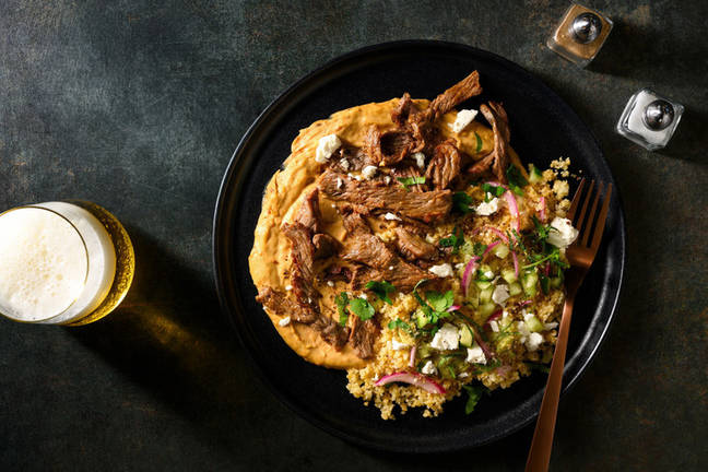 Bowl met biefstukreepjes, feta en puntpaprikahummus