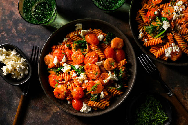 Romige fusilli met garnalen, feta en dille
