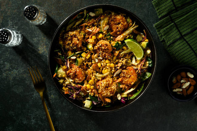 Quinoa bowl met kokosgarnalen en zoete chilisaus