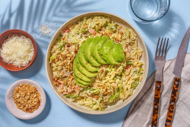 Veggie Orzo-Caesar-Salat mit Avocado & Tomate