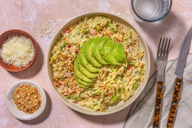 Veggie Orzo-Caesar-Salat mit Avocado & Tomate