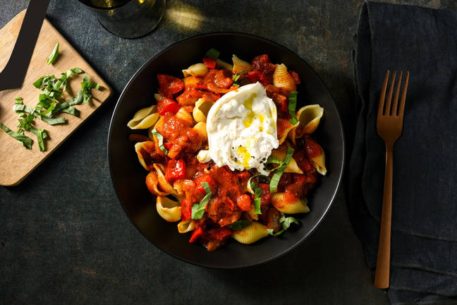 Smokey conchiglie met burrata en vers basilicum