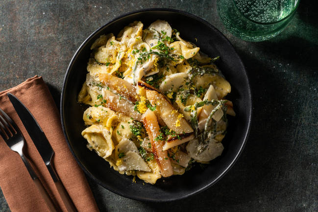 Witte asperges op tortelloni met zeekraalsaus