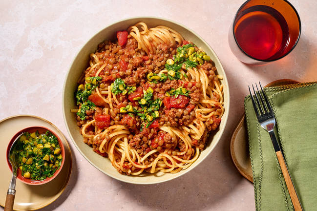 Rindshackfleisch mit Linsen auf frischen Linguine