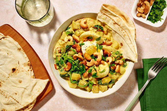 Kruidige curry met ei, platbrood en cashewnoten