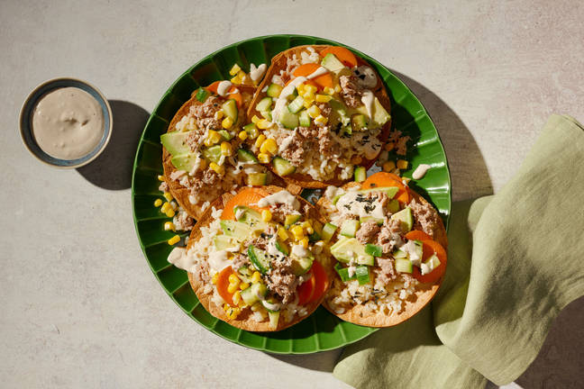 Tonijn-sushitaco’s met avocado en furikake