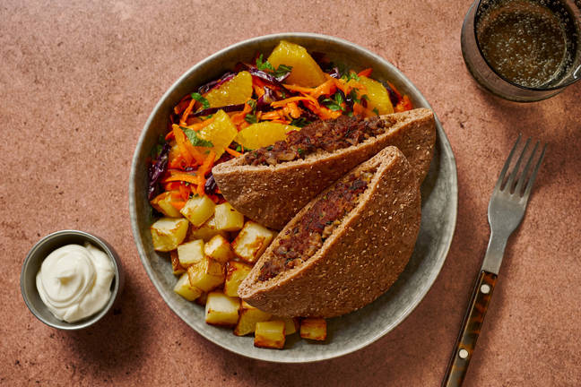 Libanese-stijl arayes met frisse sinaasappelsalade