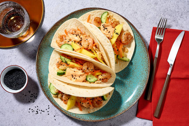 Sushitaco's met garnalen, mango en srirachamayo
