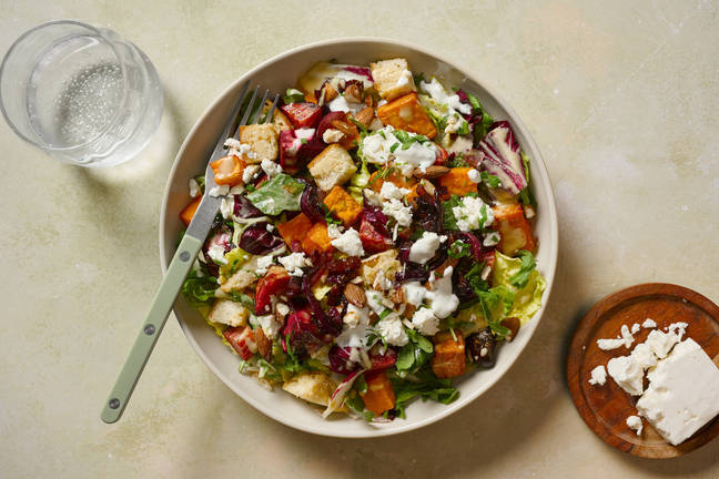 Salade met geroosterde regenboogwortels met yoghurtsaus
