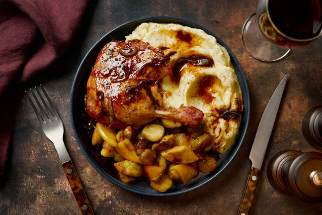 Entenconfit mit Rotweinsoße und Rosenkohl