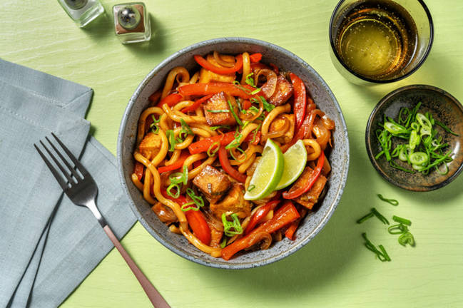 Udon veloz con tofu salteado y semillas negras