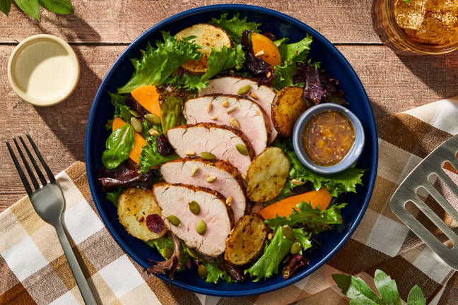 Filet de porc au miel et à la moutarde avec salade d’abricots et d’épinards