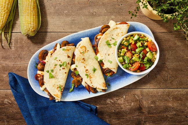 Quesadillas aux champignons et à la mozzarella et salade aux tomates et maïs