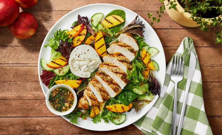 Poulet grillé avec salade de nectarines et burrata