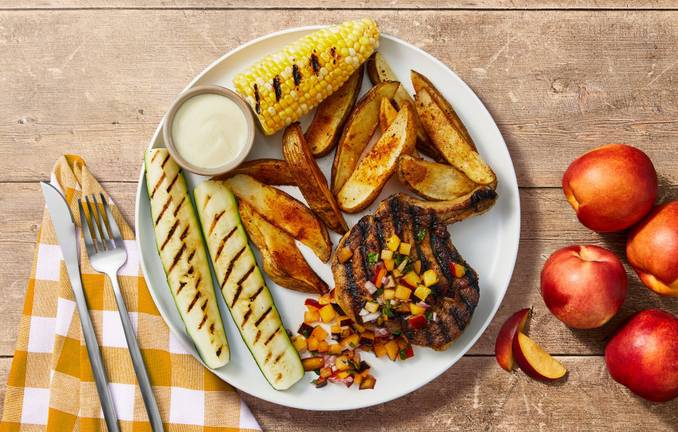 Côtelettes de porc grillées avec salsa aux prunes