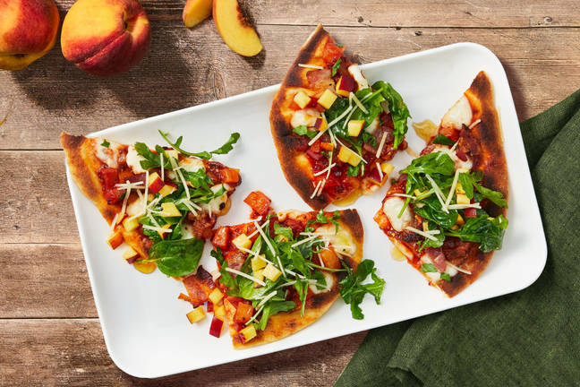 Pains plats avec bacon, pêches et bocconcini avec mostarda de tomates