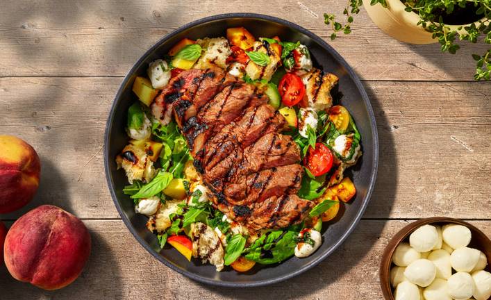 Salade panzanella au steak grillé et aux pêches avec bocconcini