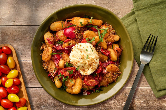 Gnocchis caprese avec mozzarella fraîche, tomates et poivrons rouges rôtis