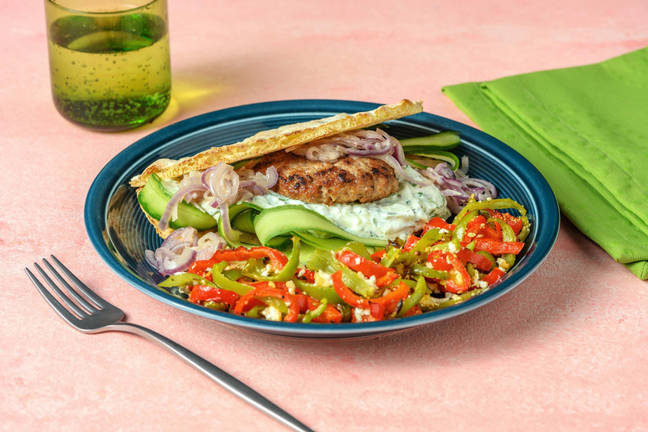 Kipburger met naanbrood en tzatziki