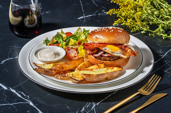 Hamburger deluxe met kalfsburger, spek en spiegelei