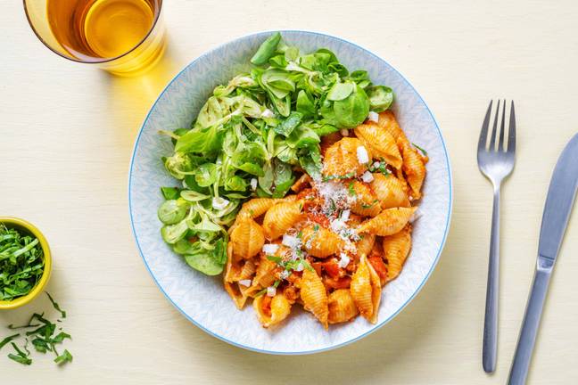 Conchiglie met rode pesto en feta
