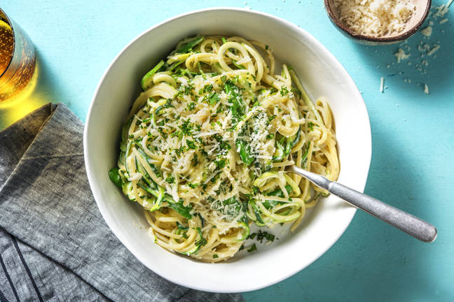 Courgette-spaghetti in zureroomsaus