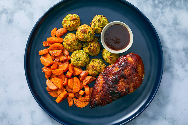 Poulet BBQ et croquettes de courgette au fromage