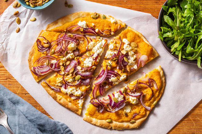 Flammkuchen met pompoenroomsaus, feta en rode ui