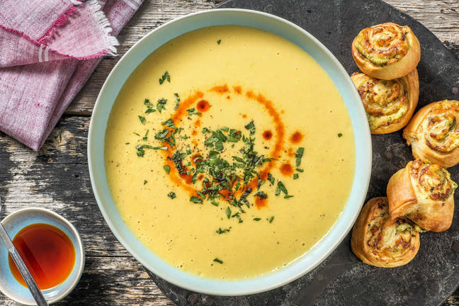 Paprikasuppe mit Basilikumschnecken