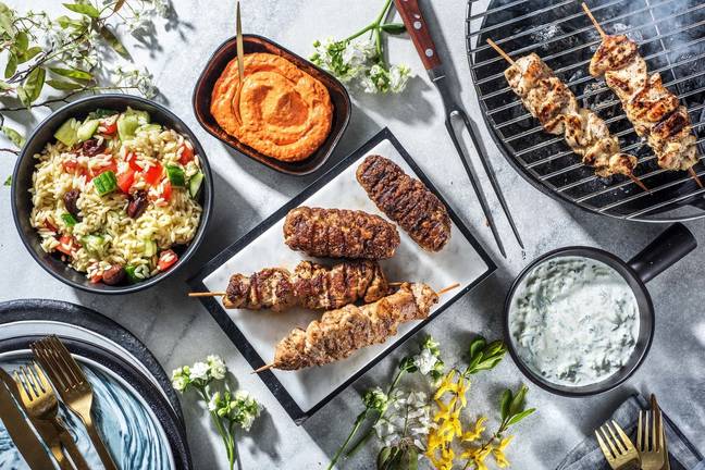 Griechische Grillplatte mit zweierlei Souvlaki