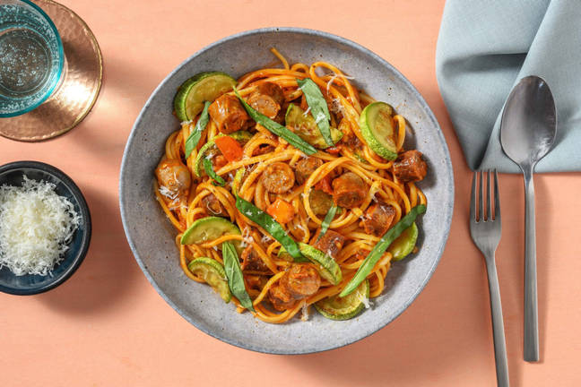 Spaghetti met chipolataworstjes in pittige tomatensaus
