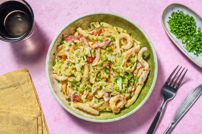 Käsespätzlipfanne mit Speck und Spitzkabis 