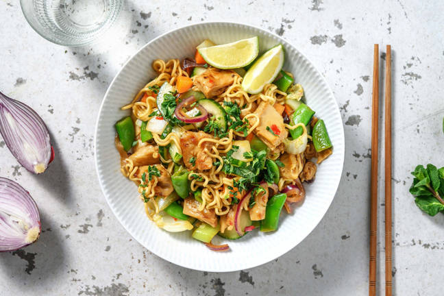Nouilles à l’orientale aux émincés de poulet végétariens et au concombre