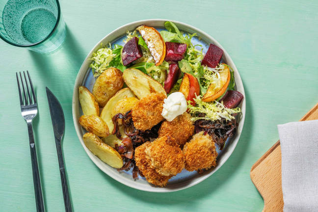 Nuggets vegans servis avec une salade de betterave et des grenailles