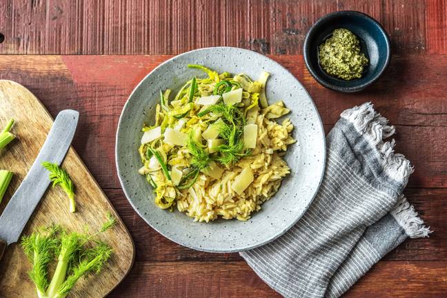 Orzo met pesto en prei
