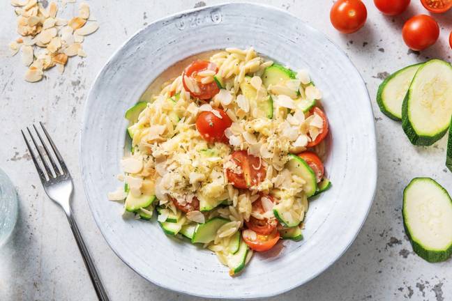 Orzo préparé avec de la courgette et des tomates cerises