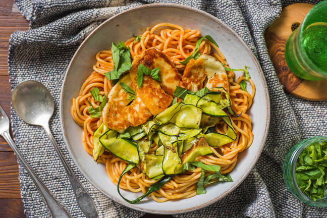 Pasta met geroosterde-paprikasaus en halloumi